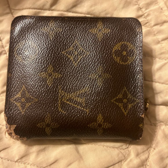 LV WALLET PRETTY GOOD CONDITION CALLOUT ON THE CORNER OF ZIPPER is good - Picture 8 of 8